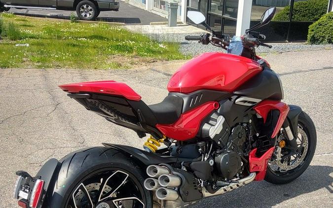 2024 Ducati Diavel V4 Red