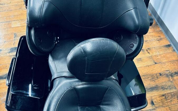 2011 Harley-Davidson® CVO™ Ultra Classic® Electra Glide® BLK EBR/RIO RED