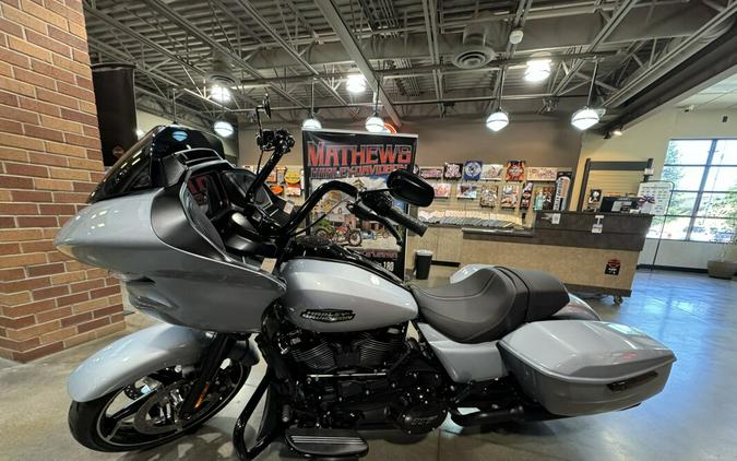 2024 Harley-Davidson Road Glide® Atlas Silver Metallic - Black Finish