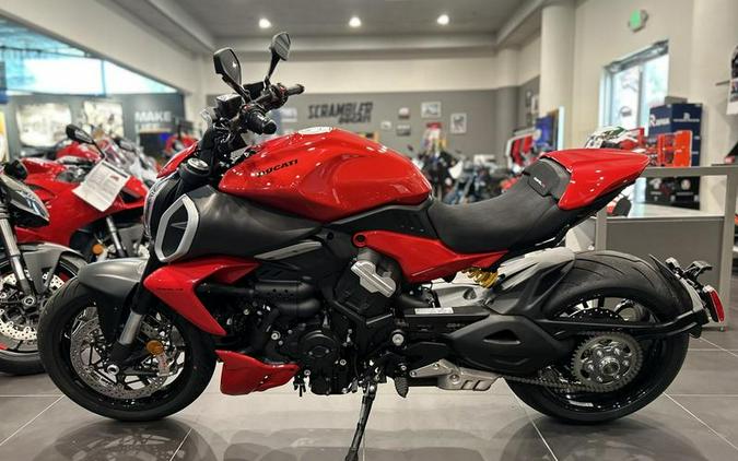 2024 Ducati Diavel V4 Red