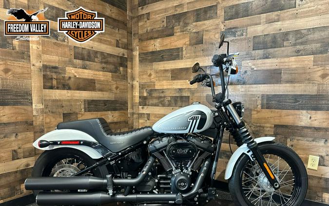 2021 Harley-Davidson® Street Bob® 114 Stone Washed White Pearl FXBBS