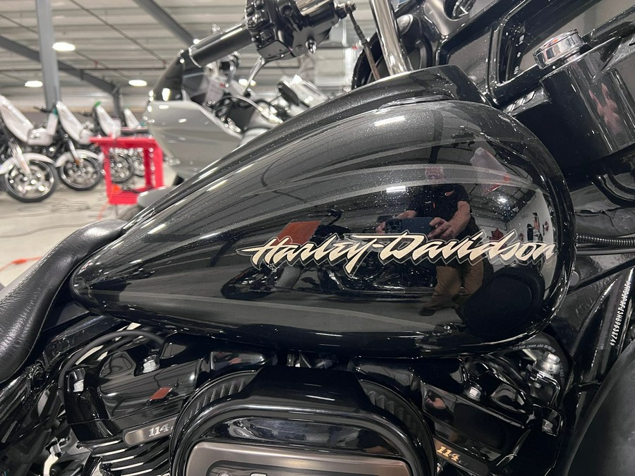 2017 Harley-Davidson CVO Street Glide FLHXSE 14,759 Miles Dark Slate Candy and Arctic Black