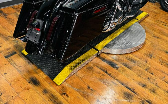 2015 Harley-Davidson® CVO™ Street Glide® CRB CRY/PTM FLM W/PINSTRIPE