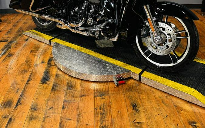 2015 Harley-Davidson® CVO™ Street Glide® CRB CRY/PTM FLM W/PINSTRIPE