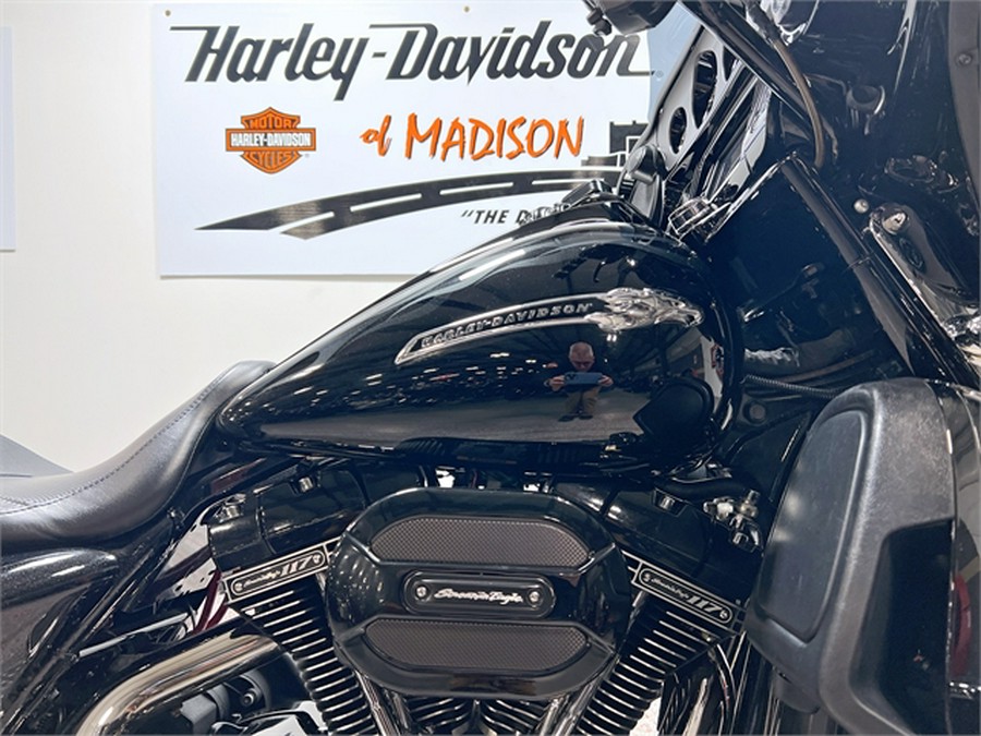 2015 Harley-Davidson CVO Street Glide FLHXSE 33,841 Miles Starfire Black & gold dust flames