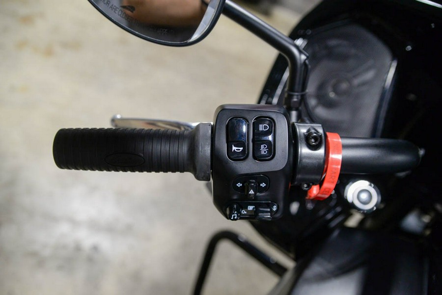 2025 Indian Motorcycle Challenger® Dark Horse® with PowerBand Audio Package