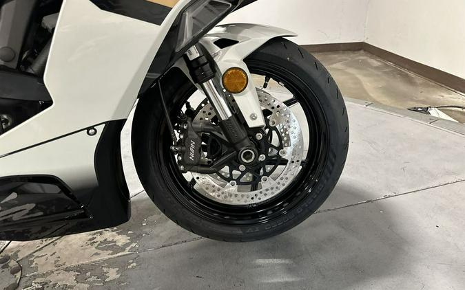 2026 Kawasaki Ninja® ZX™-6R Base