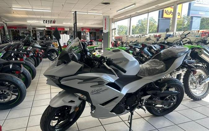 2025 Kawasaki NINJA 500 ABS METALLIC MATTE WHITISH SILVER/GRAY