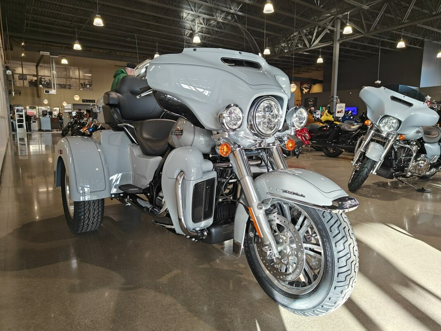 2024 HD Tri Glide Ultra Billiard Grey