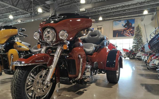 2024 HD Tri Glide Ultra Red Rock / Vivid Black