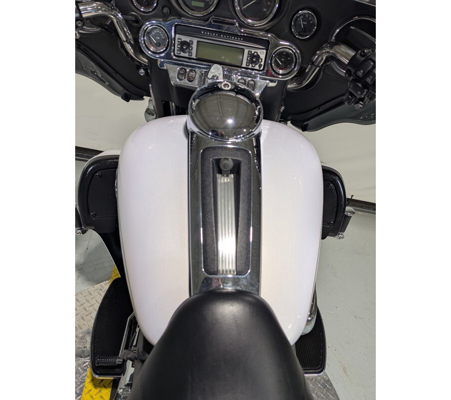 2008 Harley-Davidson® Electra Glide® Ultra Classic® White Gold Pearl