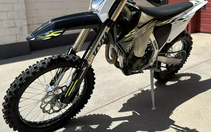 2026 Triumph TF 250-E Jet BlackPure White