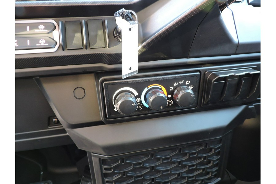 2026 Can-Am Defender MAX XT CAB HD11