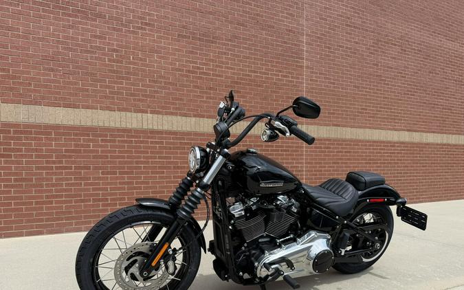 2026 Harley-Davidson® Street Bob® Vivid Black w/Laced Wheels