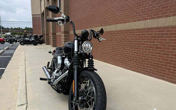 2026 Harley-Davidson® Street Bob® Vivid Black w/Laced Wheels
