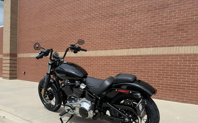 2026 Harley-Davidson® Street Bob® Vivid Black w/Laced Wheels