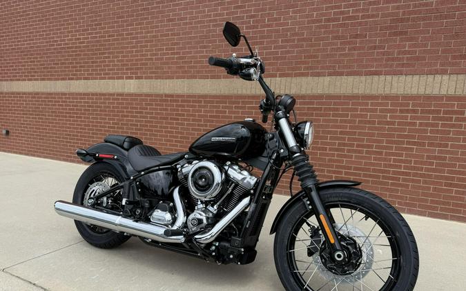 2026 Harley-Davidson® Street Bob® Vivid Black w/Laced Wheels