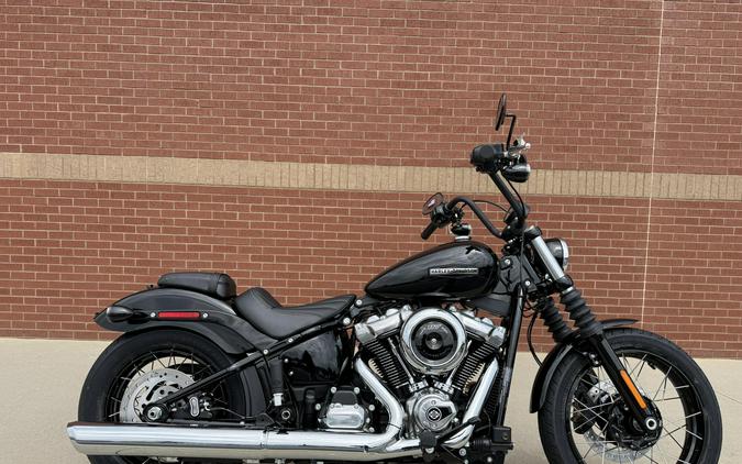 2026 Harley-Davidson® Street Bob® Vivid Black w/Laced Wheels