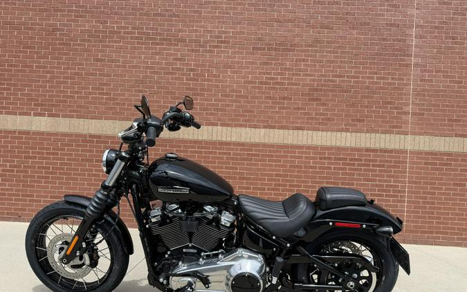 2026 Harley-Davidson® Street Bob® Vivid Black w/Laced Wheels