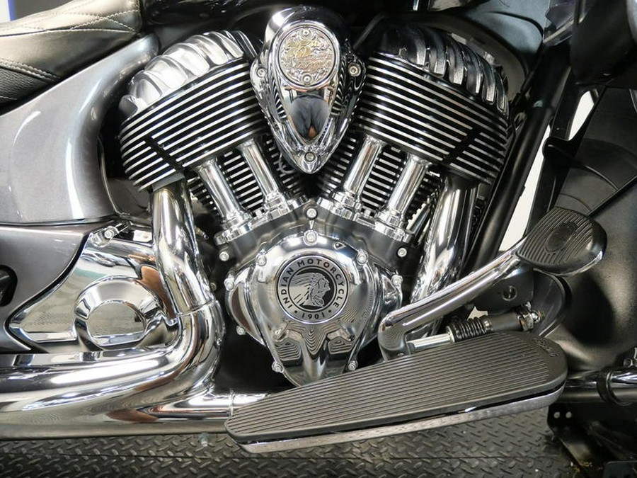 2016 Indian Motorcycle® Roadmaster® Steel Gray and Thunder Black