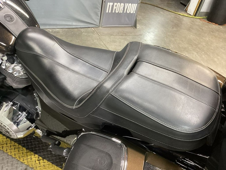 2021 Indian Motorcycle® Roadmaster® Limited Thunder Black Azure Crystal