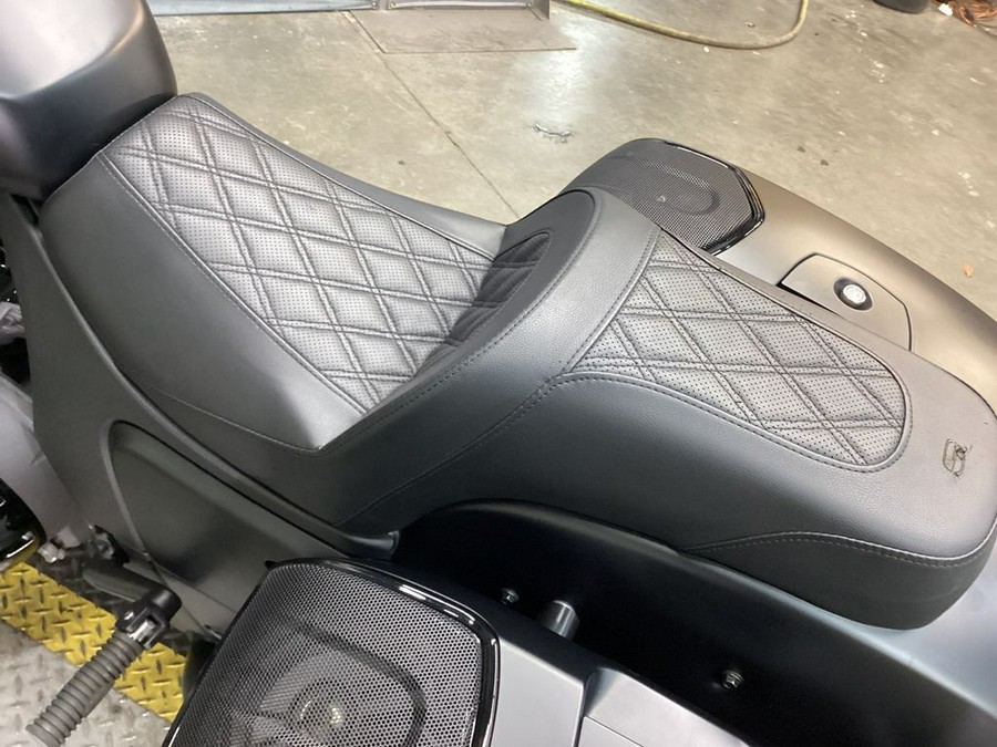 2024 Indian Motorcycle® Challenger® Dark Horse® w/PowerBand Audio Pkg Black Smoke