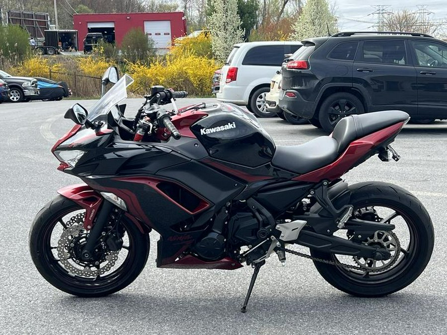 2021 Kawasaki Ninja® 650 ABS Metallic Spark Black/Metallic Imperial Red