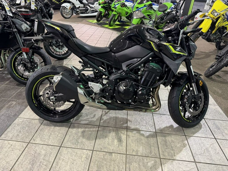 2024 Kawasaki Z900 ABS Metallic Spark Black/Metallic Matte Dark Gray