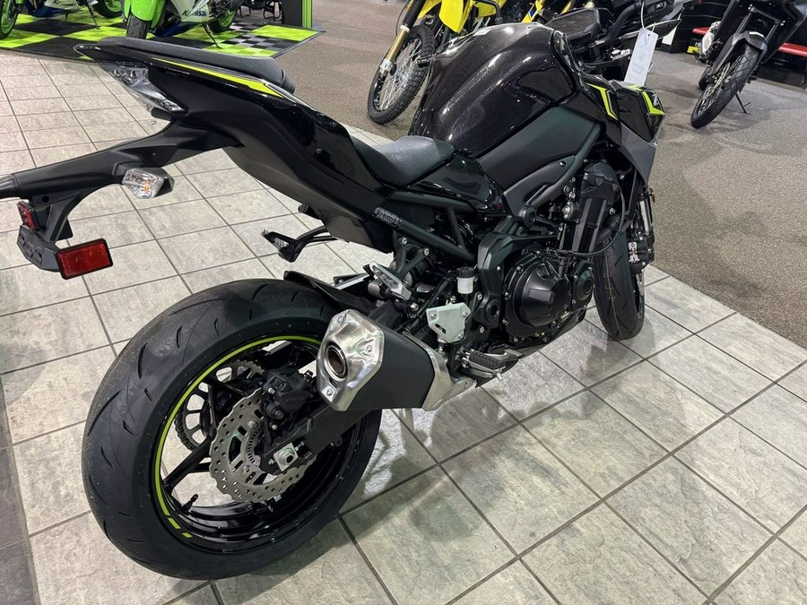 2024 Kawasaki Z900 ABS Metallic Spark Black/Metallic Matte Dark Gray