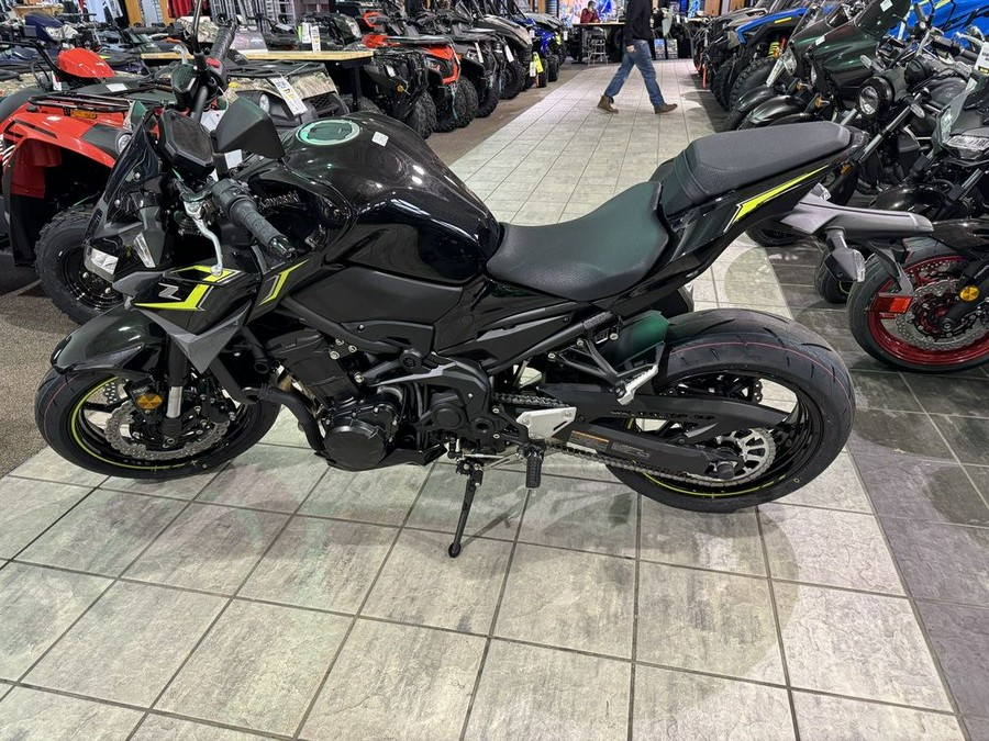 2024 Kawasaki Z900 ABS Metallic Spark Black/Metallic Matte Dark Gray