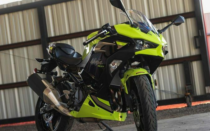 2026 Kawasaki Ninja 500 ABS Metallic Yellowish GreenEbony