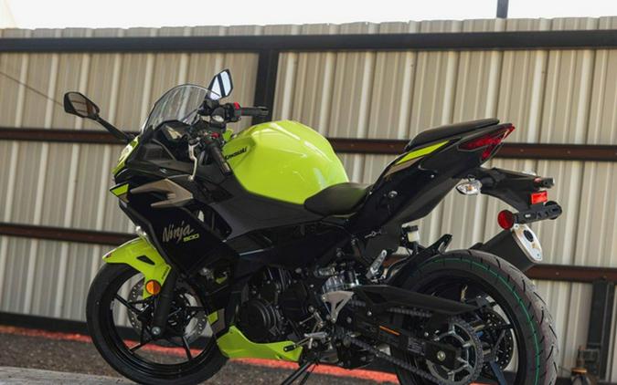 2026 Kawasaki Ninja 500 ABS Metallic Yellowish GreenEbony