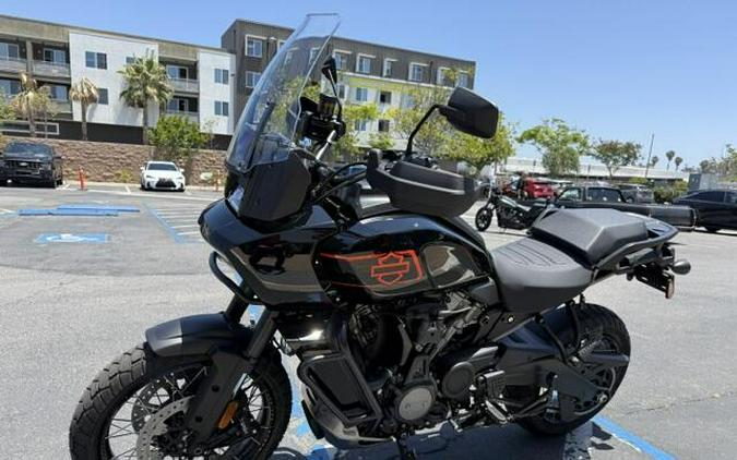 2026 Harley-Davidson® Pan America® 1250 Special Vivid Black Black Laced Wheels