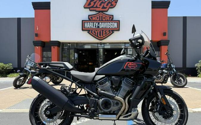 2026 Harley-Davidson® Pan America® 1250 Special Vivid Black Black Laced Wheels