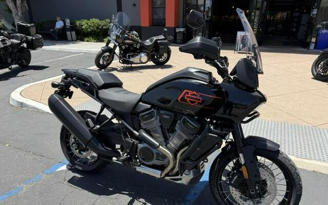 2026 Harley-Davidson® Pan America® 1250 Special Vivid Black Black Laced Wheels
