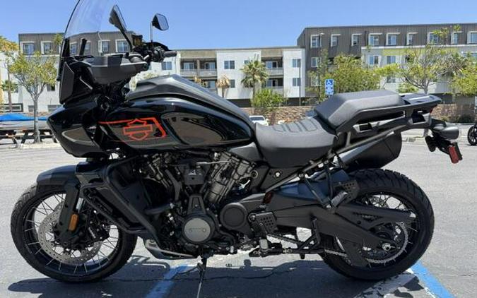 2026 Harley-Davidson® Pan America® 1250 Special Vivid Black Black Laced Wheels