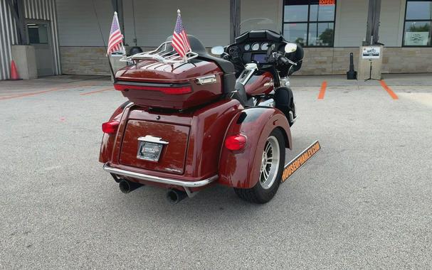 2024 Harley-Davidson® Tri Glide® Ultra Red Rock / Vivid Black