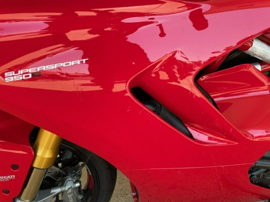 2021 Ducati SuperSport 950 S Ducati Red fairing