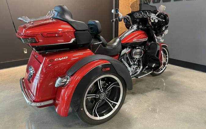2021 Harley-Davidson® CVO™ Tri Glide® Sunset Orange & Sunset Black