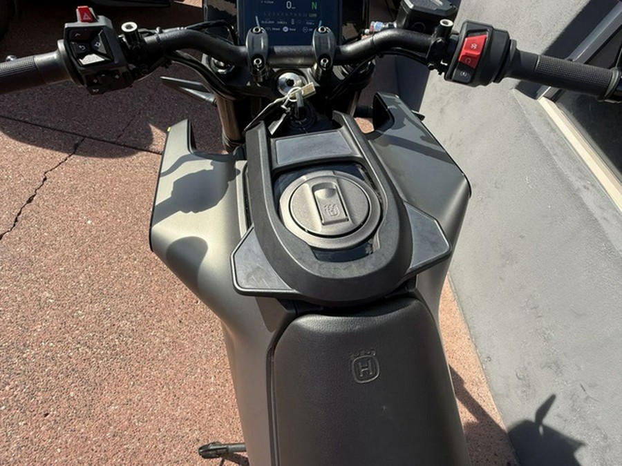 2024 Husqvarna SVARTPILEN 401