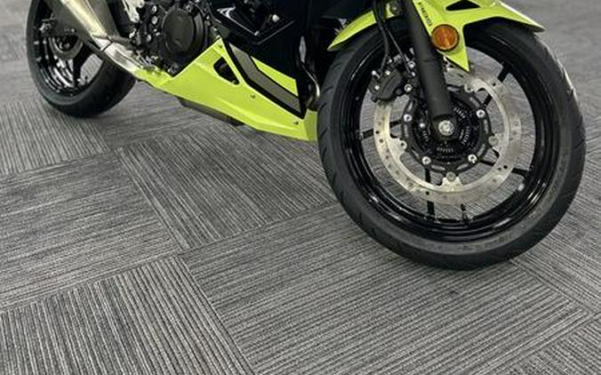 2026 Kawasaki Ninja® 500 ABS Metallic Yellowish Green/Ebony