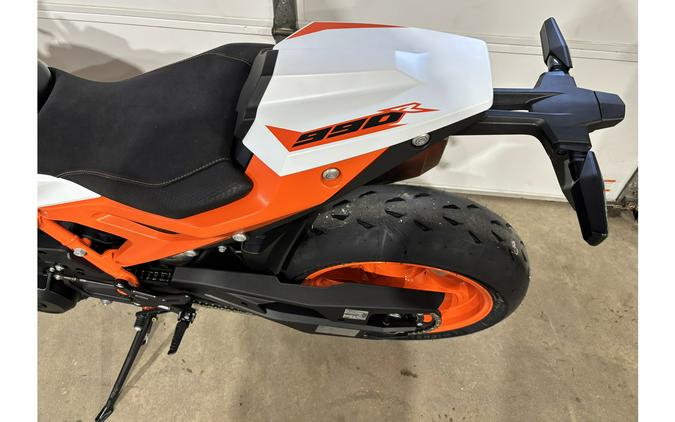 2026 KTM 990 Duke R