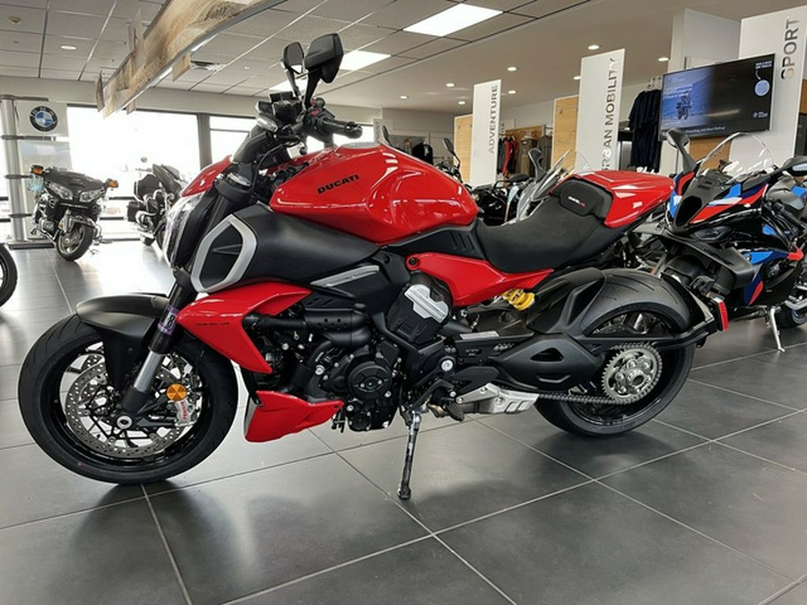 2025 Ducati Diavel V4 Ducati Red V4