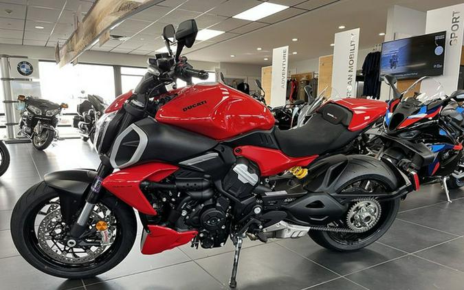 2025 Ducati Diavel V4 Ducati Red V4