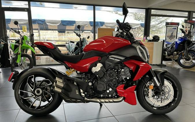 2025 Ducati Diavel V4 Ducati Red V4