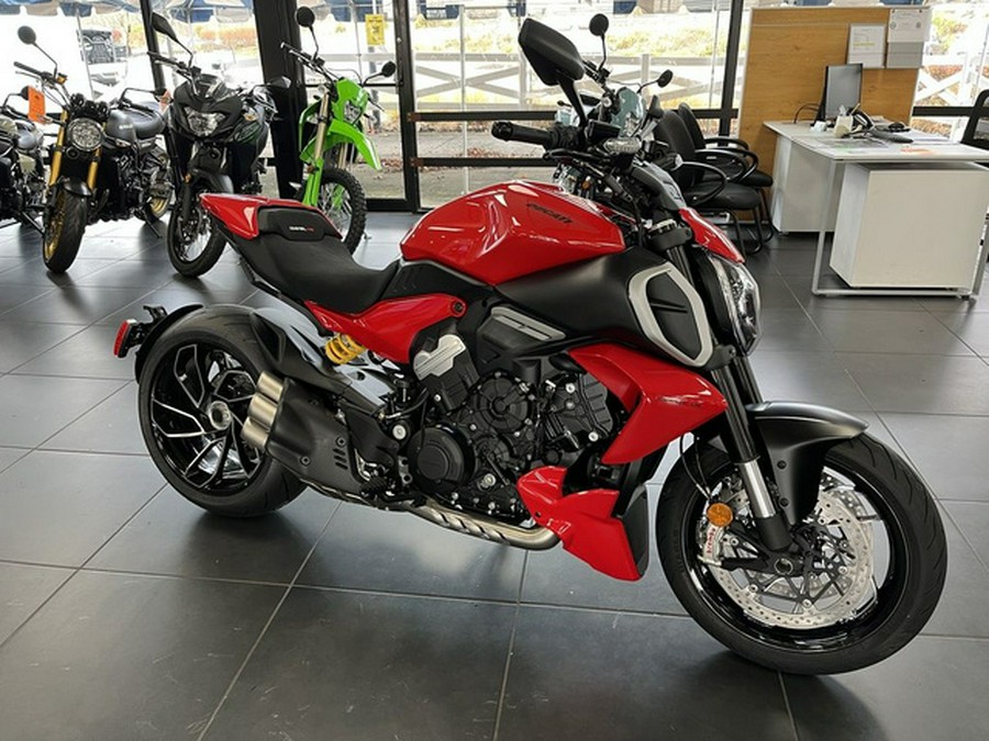 2025 Ducati Diavel V4 Ducati Red V4