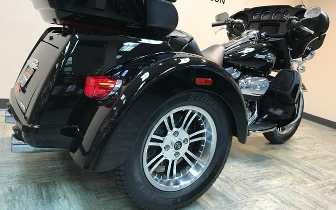 2024 Harley-Davidson Tri Glide Ultra Vivid Black FLHTCUTG