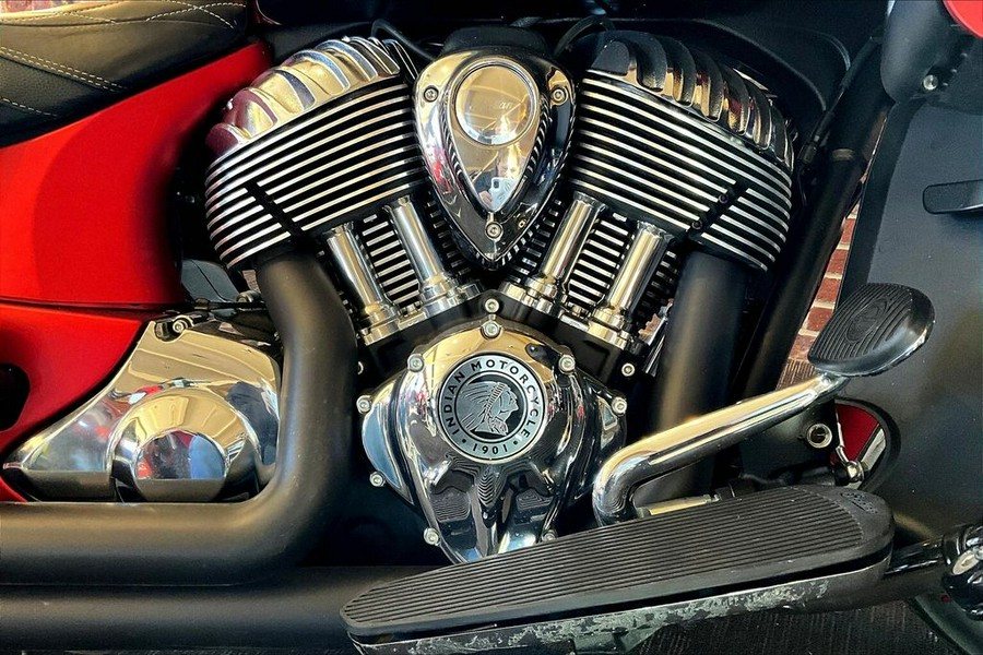 2019 Indian Motorcycle® Roadmaster® Icon Series Ruby Smoke/Thunder Black