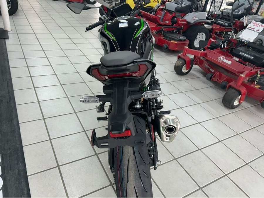 2025 Kawasaki METALLIC MATTE GRAPHITE GRAY Z9