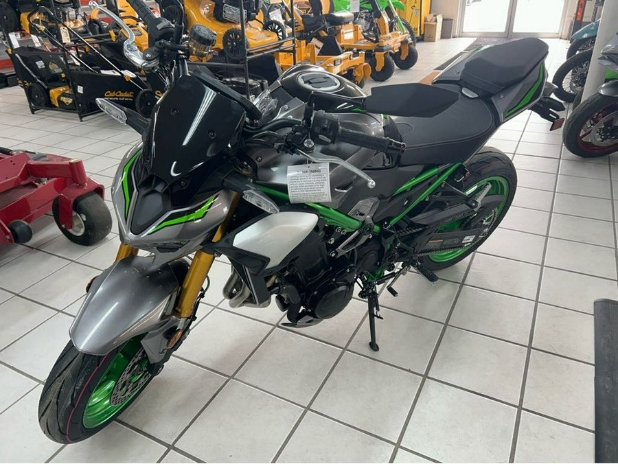 2025 Kawasaki METALLIC MATTE GRAPHITE GRAY Z9